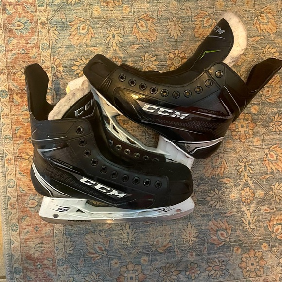 CCM Ribcor 74K Senior Ice Hockey Skates- Skate Size 8.5 - Picture 1 of 5